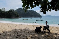 Menuju Teluk Ijo, wisatawan bisa menumpang perahu motor dari Pantai Rajegwesi. Waktu tempuhnya hanya 15 menit (Budi/ detikTravel)