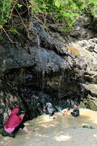 Di Teluk Ijo terdapat air terjun yang tidak begitu deras. Inilah tempat wisatawan berbilas sehabis berenang di pantai (Budi/ detikTravel)