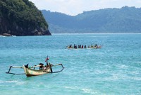 Perairan di sekitar Teluk Ijo sangat jernih, sangat bersih. Wisatawan bisa naik perahu, berenang, atau sekadar duduk di pinggir pantai menikmati pemandangan (Budi/ detikTravel)