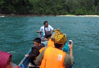 Perjalanan naik kapal motor tak akan terasa lama. Panoramanya sangat indah (Budi/ detikTravel)