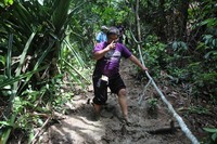 Kalau menempuh perjalanan dengan jalan kaki, turis wajib berhati-hati karena treknya cukup licin (Budi/ detikTravel)