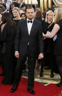 Aktor Leonardo DiCaprio tampil mengenakan setelan tuxedo di Golden Globe ke-71. REUTERS/Danny Moloshok.