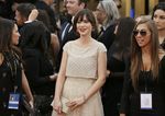 Kecantikan Zooey Deschanel di Golden Globe 2014