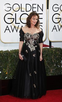 Jacqueline Bisset saat berpose di red carpet. REUTERS/Danny Moloshok.