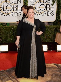 Melissa McCarthy tampil percaya diri saat berpose di red carpet. Jason Merritt/Getty Images/AFP