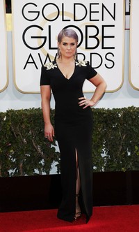 Kelly Osbourne memilih gaun hitam dari Escada. REUTERS/Danny Moloshok.