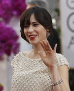 Kecantikan Zooey Deschanel di Golden Globe 2014