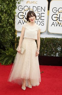 Zooey Deschanel cantik dalam balutan gaun Oscar de la Renta. REUTERS/Mario Anzuoni.