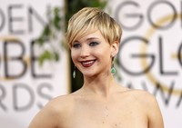 Ia melengkapi penampilannya dengan menganakan perhiasan dari Neil Lane. REUTERS/Mario Anzuoni.