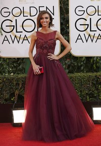 Giuliana Rancic mempesona dalam balutan gaun merah marunnya. REUTERS/Mario Anzuoni.