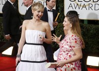 Jennifer terlihat menyapa Drew Barrymore. REUTERS/Mario Anzuoni.