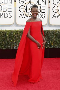 Lupita Nyong'o mempesona dibalut gaun merah menyala dari Ralph Lauren. REUTERS/Danny Moloshok.
