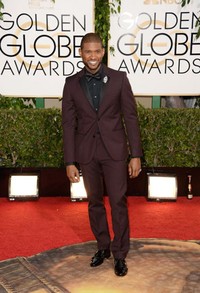 Tampil mengenakan setelan tuxedo berwarna merah gelap, Usher terlihat percaya diri. Jason Merritt/Getty Images/AFP.