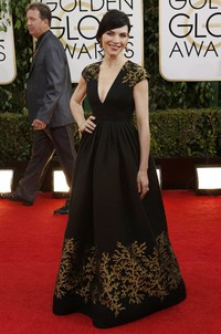 Julianna Margulies dalam balutan gaun hitam-emas dari Andrew Gn. REUTERS/Mario Anzuoni.