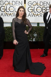 Pose Mayim Bialik di red carpet. REUTERS/Danny Moloshok.