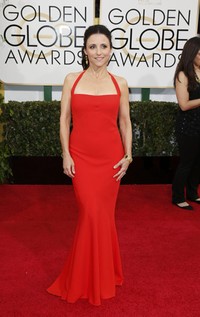 Gaun merah menyala ala Julia Louis-Dreyfus. REUTERS/Danny Moloshok.