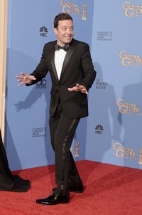 Aktor komedi sekaligus pembawa acara Jimmy Fallon, juga tampil dengan tuxedo hitam. Kevin Winter/Getty Images/AFP.