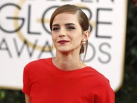 Make-up dan tata rambutnya membuat Emma terlihat semakin mempesona. REUTERS/Mario Anzuoni.