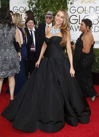 Sofia memilih gaun hitam Zac Posen di acara Golden Globe 2014. REUTERS/Danny Moloshok.