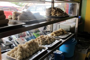 Liburan ke Palembang, Wajib Coba Pempek Candy!
