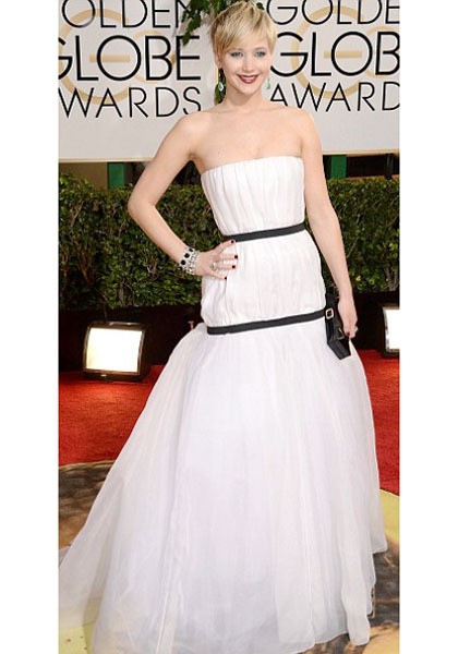 Jennifer Lawrence tetap setia dengan Dior di karpet merah Golden Globes tahun ini. Bintang American Hustle itu memilih gaun strapless putih yang memiliki list hitam di pinggang dan pinggul. Riasan mata smokey dan pulasan lipstik marun membuat penampilannya jadi lebih edgy.