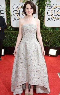Cantik, classy dan elegan, itulah tiga kata yang mewakilkan penampilan Michelle Dockery malam itu. Gaun strapless silver dengan detail keemasan tampak sempurna di kulit pucat bintang Downton Abbey itu.