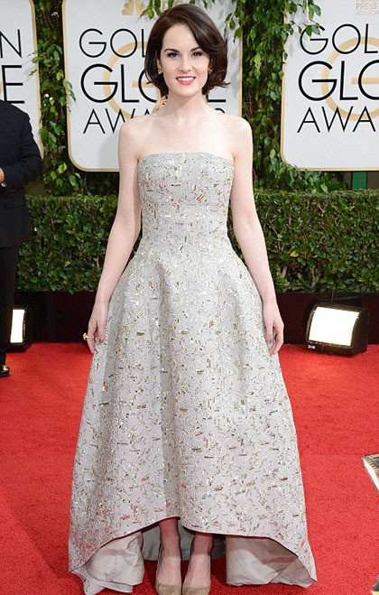 Cantik, classy dan elegan, itulah tiga kata yang mewakilkan penampilan Michelle Dockery malam itu. Gaun strapless silver dengan detail keemasan tampak sempurna di kulit pucat bintang Downton Abbey itu.