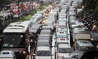 Tertutupnya jalan Otista akibat luapan sungai Ciliwung menyebabkan kemacetan yang sangat parah di Jalan raya Oto Iskandar Dinata.