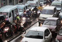     Terlihat para pengendara bermotor melewati pembatas jalan untuk menghindari kemacetan.