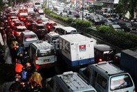     Hingga saat ini kondisi di lokasi masih terpantau macet. Sementara hujan rintik-rintik masih mengguyur wilayah itu.     
