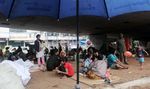 Korban Banjir Mengungsi di Bawah Flyover
