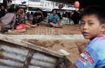 Korban Banjir Mengungsi di Bawah Flyover