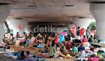 Korban Banjir Mengungsi di Bawah Flyover