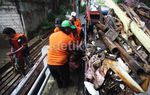 Sampah di Kali Mampang Dibersihkan