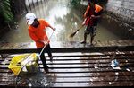 Sampah di Kali Mampang Dibersihkan