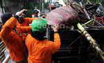 Sampah di Kali Mampang Dibersihkan