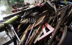Sampah di Kali Mampang Dibersihkan