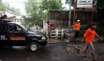 Sampah di Kali Mampang Dibersihkan