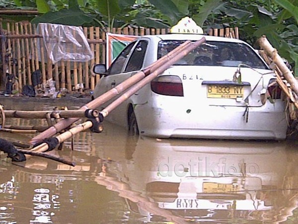 Luapan Ciliwung Tenggelamkan Sebuah Taksi