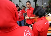 Ketua Task Force Siaga Banjir regional Jabodetabek Telkomsel, Slamet Pranoto memberikan penjelasan kesiapan tanggap bencana kepada Abdus Somad Arief selaku Director of Network PT Telkomsel dengan didampingi oleh Venusiana Papasi Executive Vice President Area Jabotabek Jabar Telkomsel bersama Juanita Erawati selaku Vice President Network Operation Management PT Telkomsel di gedung TTC (Network) Telkomsel, di Jakarta, Senin (13/1/2014).