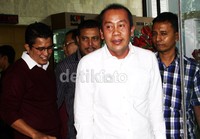 Saan Mustopa dan Umar Arsyal mengajukan namanya sebagai tamu untuk membesuk Anas. Mereka meninggalkan gedung KPK karena tidak diperbolehkan membesuk Anas. Lamhot Aritonang/detikFoto.
