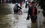Banjir Rendam Jalan di Kramatjati