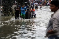 Akses Jalan dari dan arah ke Pondok Gede itu pun terputus.