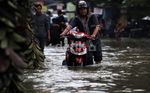 Banjir Rendam Jalan di Kramatjati