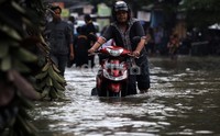 Sejumlah pemotor yang nekat menerobos banjir, mogok.