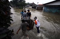 Jasa gerobak pun kebanjiran rejeki.