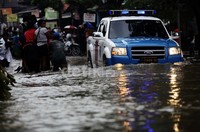 Hanya kendaraan-kendaraan tertentu yang bisa menerobos banjir.