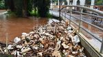 Sampah Menumpuk di Kali Pasanggarahan
