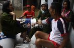 Korban Banjir Periksa Kesehatan di Perahu Karet