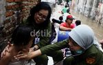 Korban Banjir Periksa Kesehatan di Perahu Karet